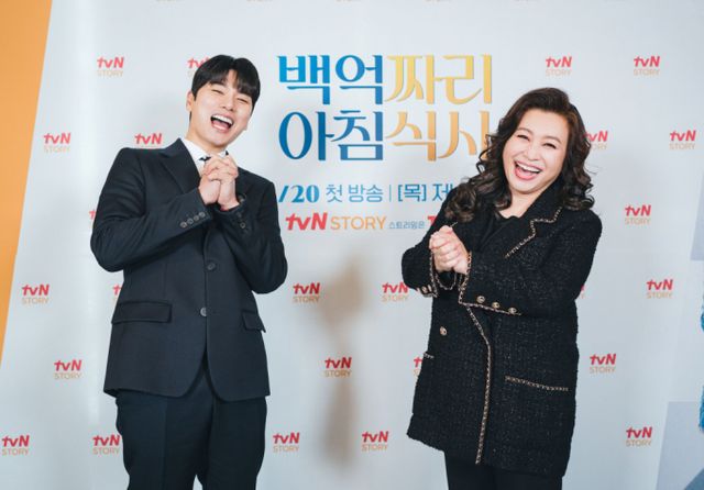  20일 온라인으로 진행된 tvN STORY '백억짜리 아침식사' 기자간담회에 배우 이이경(왼쪽), 정신건강의학과 전문의 오은영 박사가 포즈를 취하고 있다. /사진=tvN 스토리