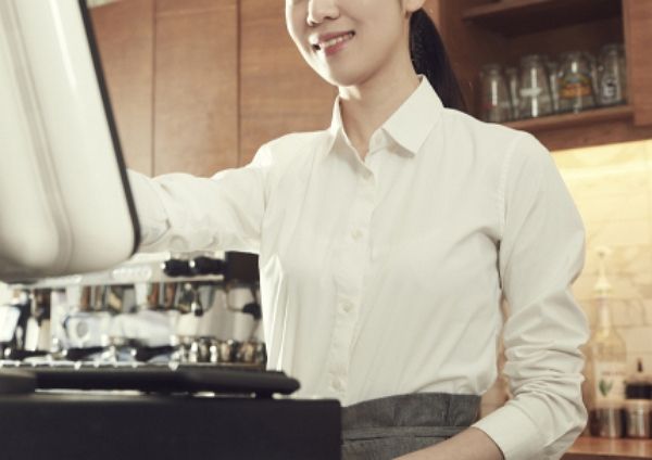 카페 아르바이트생과 외도를 저지른 남편과 이혼 소송 중인 여성의 사연이 전해졌다. 사진은 기사와 직접적인 관련 없는 카페 아르바이트생 자료 사진. /사진=이미지투데이