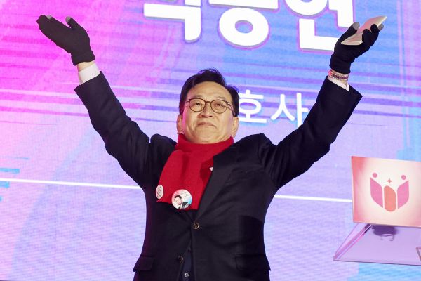 윤석열 대통령 변호인단이 20일 극악의 일정을 소화할 예정이다. 사진은 '윤석열 대통령 국민변호인단' 단장을 맡은 석동현 변호사가 지지자들을 향해 인사하는 모습. /사진=뉴스1