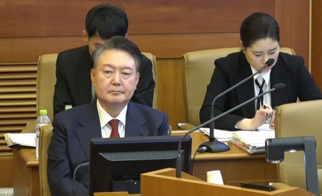 윤석열 대통령이 자신의 지지자인 국민변호인단에게 탄핵심판을 마치고 직무에 복귀해 나라를 이끌 것이라는 메시지를 보냈다. 사진은 20일 서울 종로구 헌법재판소에서 열린 탄핵심판 10차 변론기일에 출석한 윤석열 대통령의 모습. /사진=뉴스1(헌법재판소 제공)