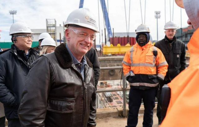 마크 켈리 미국 상원의원이 18일(현지시간) 한화 필리 조선소를 방문했다. / 사진=마크 켈리 상원의원 홈페이지