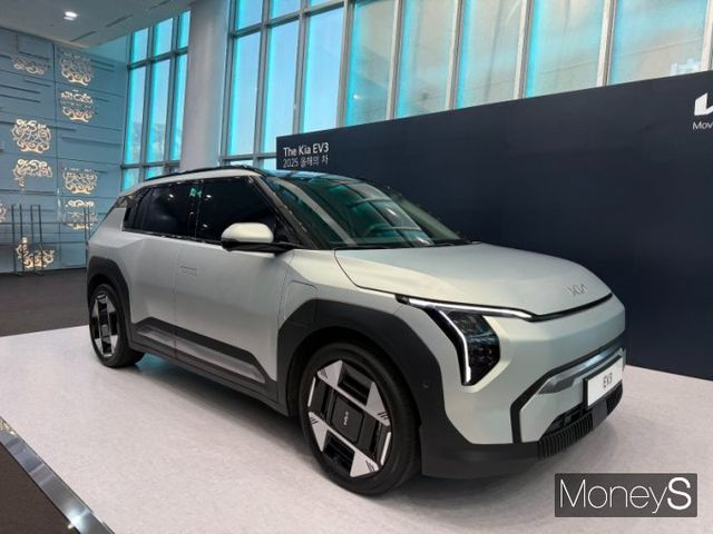 한국자동차기자협회가 선정한 2025 대한민국 '올해의 차'(K-COTY)에 기아 EV3가 뽑혔다. EV3는 올해의 EV 부문에서도 수상했다. /사진=김서연 기자 
