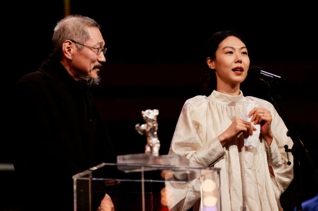 약 10년째 불륜을 이어오는 중 최근 임신 소식이 전해진 홍상수 감독과 배우 김민희가 독일행 비행기에 오르는 모습이 포착돼 영화제 동반 참석 여부에 이목이 쏠린다. 사진은 홍상수 감독(왼쪽)과 배우 김민희. /사진=로이터