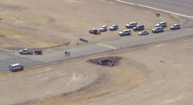 미국 애리조나주에서 소형 항공기 2대가 공중에서 충돌하는 사고가 벌어졌다. 사진은 애리조나주 마라나 공항 사고 현장 모습. /사진=CNN 홈페이지 캡처