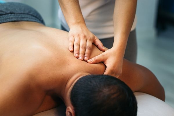 남편이 근육통을 이유로 불법 성인 마사지 업소를 간 사실을 알게돼 이혼 고민 중이라는 여성의 사연이 전해졌다. 사진은 기사의 이해를 돕기 위한 마사지 받는 남성 모습. /사진=이미지투데이