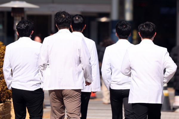 군 미필 사직 전공의 3370여명이 최대 4년간 입영 대기해야 한다. 사진은 기사의 이해를 돕기 위한 지난 18일 서울시내 한 대학병원에서 의료진이 이동하는 모습. /사진=뉴스1