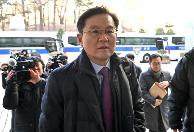  '12·3 비상계엄' 사태의 내란 우두머리 혐의로 구속 기소된 윤석열 대통령의 첫 형사재판이 13분 만에 끝났다. 사진은 윤 대통령 측 변호인 윤갑근 변호사가 20일 서울 서초구 서울중앙지법에서 열린 윤 대통령 형사재판 공판준비기일과 구속 취소 청구 심문에 출석하는 모습. /사진=뉴시스 