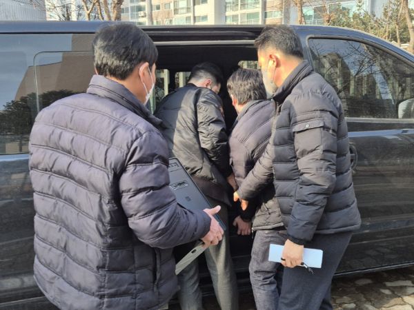 김하늘양을 살해한 피의자 40대 여교사에 대한 대면조사가 연기되고 있다. 사진은 흉기를 휘둘러 김하늘양을 숨지게 한 교사를 수사중인 대전 서부경찰서 소속 수사관들이 지난 14일 해당 학교에 대한 압수수색을 벌여 교사가 사용한 컴퓨터를 옮기고 있는 모습. /사진=뉴스1