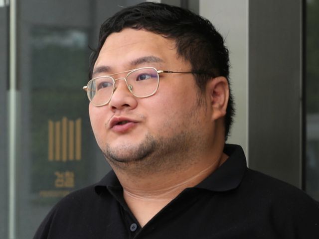 유튜버 구제역이 1심에서 징역 3년을 선고받았다. 사진은 먹방 유튜버 쯔양을 협박해 돈을 갈취한 혐의를 받는 유튜버 구제역이 구속 전 피의자 심문(영장실질심사)을 받기 위해 지난해 7월26일 경기 수원시 영통구 수원지방검찰청에 출석하고 있는 모습. /사진=뉴시스(공동취재단)