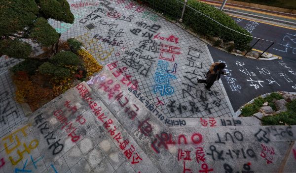 동덕여대 제58대 총학생회 비상대책위원회는 "학생 탄압을 즉각 중단하라"고 촉구했다. 사진은 지난해 12월3일 오후 서울 성북구 동덕여자대학교에 남녀 공학 전환을 규탄하는 문구 등이 적혀 있는 모습. /사진=뉴시스