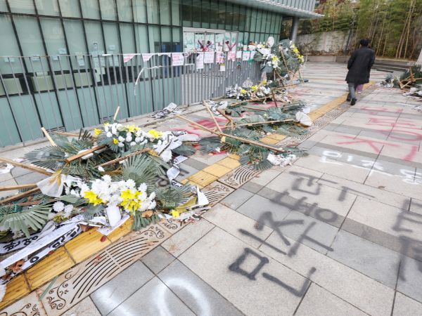 서울경찰청 형사기동대는 공동재물손괴 및 공동건조물침입 등 혐의로 동덕여대 학생 10여명에게 출석을 요구했다. 사진은 지난해 12월2일 서울 성북구 동덕여자대학교 100주년기념관 일대가 남녀공학 전환에 반대하는 학생들의 '래커 시위' 등으로 어수선한 분위기를 나타내고 있는 모습. /사진=뉴스1