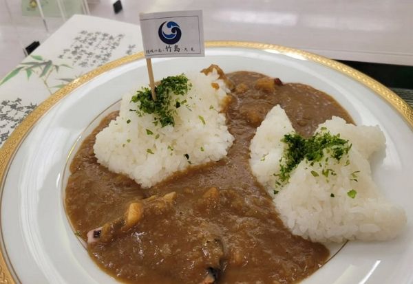 다케시마의 날 행사를 강행하는 일본 시마네현에서 '다케시마 카레'가 올해도 어김없이 등장했다. 사진은 일본 시마네현 지하 식당에서 판매 중인 다케시마 카레. /사진=서경덕 인스타그램 캡처