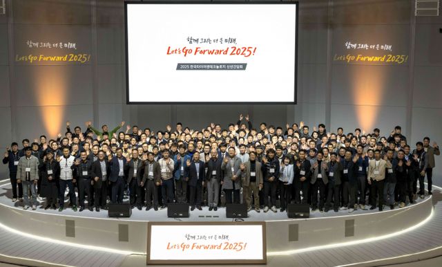 한국타이어앤테크놀로지가 신년회를 개최했다. 이상훈 한국타이어앤테크놀로지 사장과 딜러사 관계자들이 신년 간담회 개최 기념 촬영을 하고 있다. /사진=한국타이어 