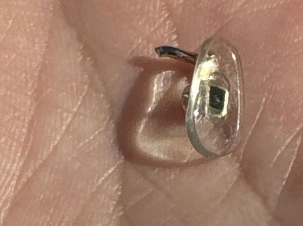 사진은 키즈카페 아르바이트생이 공개한 부러진 안경 코받침의 모습. /사진=온라인 커뮤니티 캡처