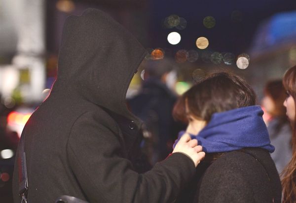 22일에는 아침 최저기온이 영하 12도까지 내려가며 강추위가 이어지겠다. 사진은 기사의 이해를 돕기 위한 한파에 목도리 매는 커플 모습. /사진=뉴스1