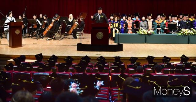 ▲ 서정진 회장 "도전이 힘들 수 있겠지만 즐겨야 한다"며 "교수가 가르쳐준 배움을 기초로 인생을 즐겨라"