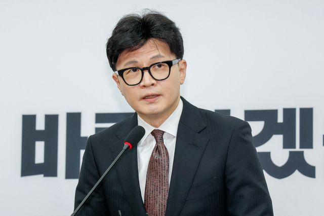 한동훈 전 국민의힘 대표가 자신이 쓴 책 작가 이력에 검사 경력이 빠진 것에 대해 당연히 검사라고 알려져 있어서 생략했다는 취지의 발언을 전했다. 사진은 한 전 대표가 지난해 12월16일 당대표직 사퇴 기자회견을 하는 모습. /사진=뉴스1