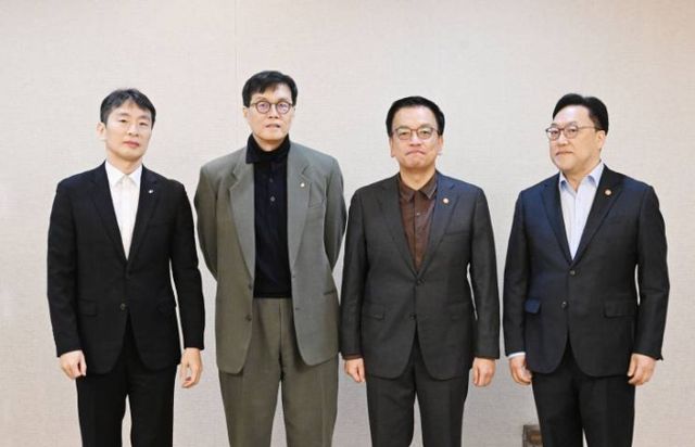 최상목 대통령 권한대행 부총리 겸 기획재정부 장관이 21일 서울 종로구 정부서울청사에서 열린 '거시경제·금융현안 간담회'를 주재, 회의시작에 앞서 기념사진을 찍고 있다. 왼쪽부터 이복현 금융감독원장, 이창용 한국은행 총재, 최 대통령 권한대행, 김병환 금융위원장./사진=뉴스1