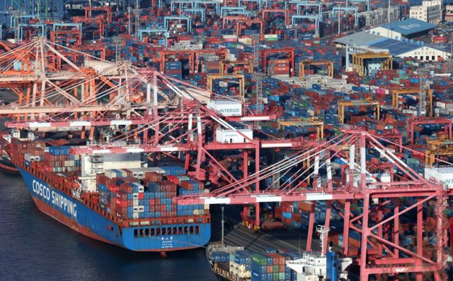 부산 남구 감만부두에서 수출입 컨테이너 선적 및 하역작업이 진행되고 있다. / 사진=뉴시스 하경민 기자 