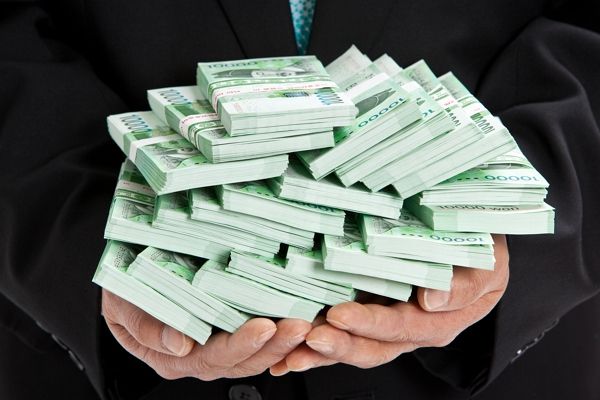 꿈에서 금화 3개를 주웠다는 아내의 말에 복권을 구매한 남성이 1등에 당첨된 사연이 전해졌다. 사진은 기사의 이해를 돕기 위한 돈다발. /사진=이미지투데이