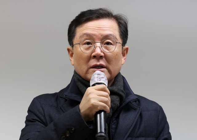 고위공직자범죄수사처(공수처)가 윤 대통령에 대한 압수수색 영장, 통신영장 등을 서울중앙지법에 청구했지만 기각당했다. 이에 윤석열 대통령 측이 오동운 공수처장과 관계자들을 고발하겠다고 말했다. 사진은 윤 대통령 법률대리인인 윤갑근 변호사가 21일 서울 서초구 스페이스쉐어 강남역센터에서 가진 긴급 기자회견에서 발언하는 모습. /사진=뉴스1