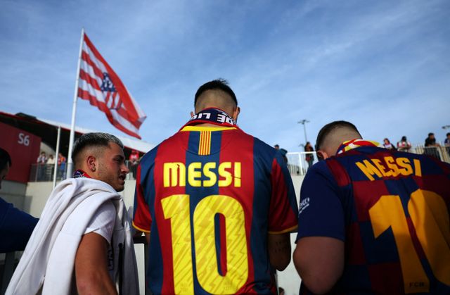 리오넬 메시가 바르셀로나를 떠났지만 그의 여전히 바르셀로나에서 제일 많이 팔리는 유니폼 중 하나다. 사진은 2024년 3월17일 경기를 보기 위해 몰려든 팬들이 리오넬 메시의 유니폼을 입고 있는 모습. /사진=로이터