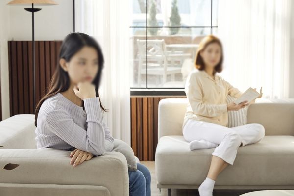 중소기업에 재직 중인 40대 아들의 소개팅을 강요한 고모가 까다로운 조건을 제시해 골머리를 앓는다는 사연이 전해졌다. 사진은 기사의 이해를 돕기 위한 다툰 여성 2명 모습. /사진=이미지투데이