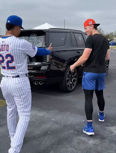 후안 소토가 등번호를 양보한 브렛 베이티를 위해 자동차를 선물했다. 사진은 후안 소토가 브렛 베이티에게 자동차를 선물하는 모습. /사진=뉴욕 메츠 인스타그램 캡처