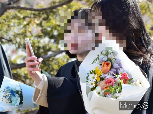 지역생활 커뮤니티 '당근'에서는 생화 꽃다발 거래가 활발해지고 있다. 사진은 기사의 이해를 돕기 위한 건국대학교 2025년도 제137회 학위수여식에서 졸업생들이 셀카를 찍으며 기념촬영을 갖고 있는 모습. /사진=임한별 기자