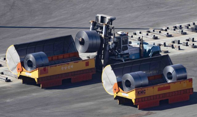 도널드 트럼프 미국 대통령이 수입되는 모든 철강과 알루미늄 제품에 관세 25% 부과를 공식 발표한 가운데 17일 경기 평택항에 철강 제품들이 쌓여 있다. /사진=뉴시스 /사진=김근수