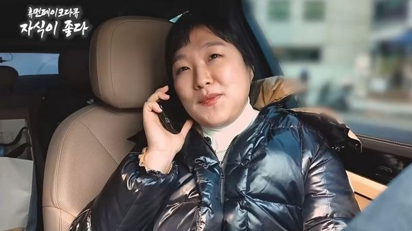 이수지의 '대치동 도치맘' 패러디 이후 한 누리꾼이 "그들은 우리를 신경도 안 쓴다"며 씁쓸해했다. 사진은 이수지가 몽클레르 패딩을 입고 '대치동 도치맘'을 패러디하는 장면. /사진=유튜브 '핫이슈지' 캡처