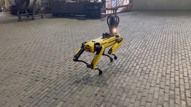 4족 보행 로봇이 광양제철소 1고로에서 설비를 자율점검 하는 모습. /사진=포스코