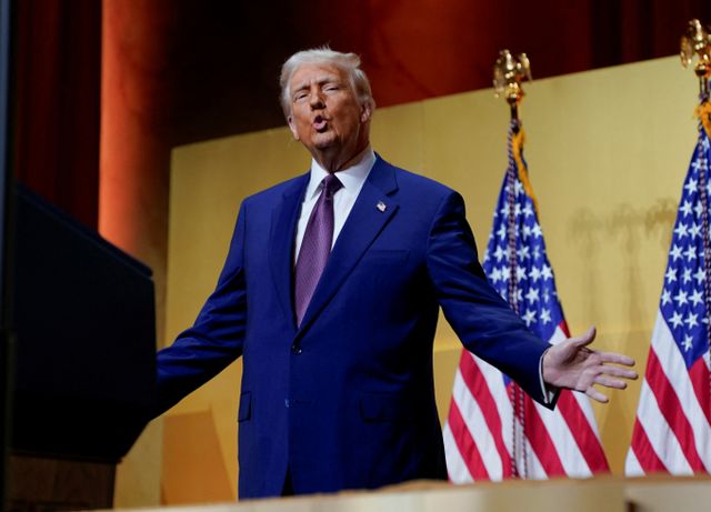 도널드 트럼프 미국 대통령이 관세 수익이 엄청나게 들어오면 자국민 소득세로 대체 가능하다고 주장했다. 사진은 트럼프 대통령이 지난 20일(현지시각) 미국 워싱턴D.C 국립건축박물관에서 열린 공화당 주지사 협회 만찬에서 연설하는 모습. /사진=로이터