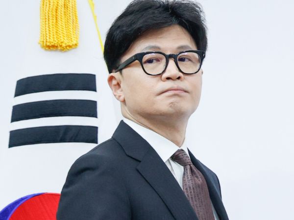 한동훈 전 국민의힘 대표의 책 '국민이 먼저입니다'가 예약 판매를 시작하자마자 온라인 서점 사이트에서 1위를 휩쓸었다. 사진은 한동훈 국민의힘 대표가 지난해 12월16일 오전 서울 여의도 국회에서 당대표직 사퇴 발표 기자회견을 하기 위해 입장하고 있는 모습. /사진=뉴스1