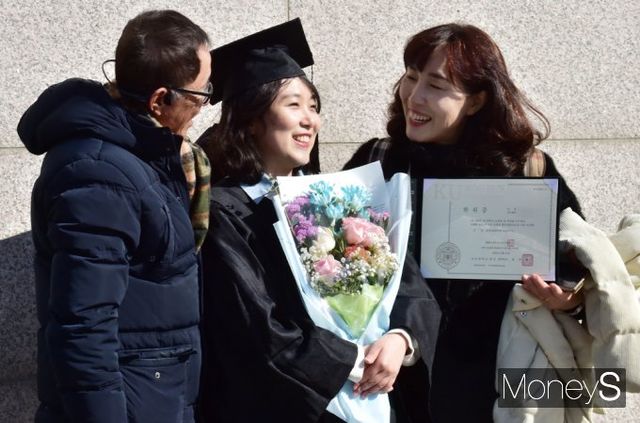 ▲ "졸업을 축하해요, 이쁜 우리딸이 대견스럽고 자랑스러워요"