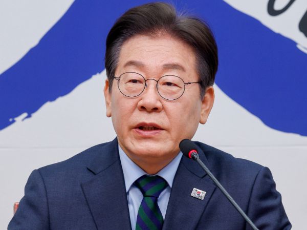 정당 지지도를 조사한 결과 더불어민주당이 국민의힘을 앞서고 있다. 사진은 이재명 더불어민주당 대표가 21일 오전 서울 여의도 국회에서 열린 최고위원회의에 참석해 발언하고 있는 모습. /사진=뉴스1