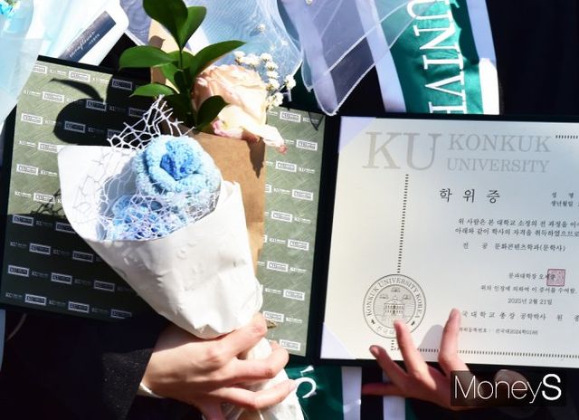 ▲ 빛나는 졸업장을 들고…