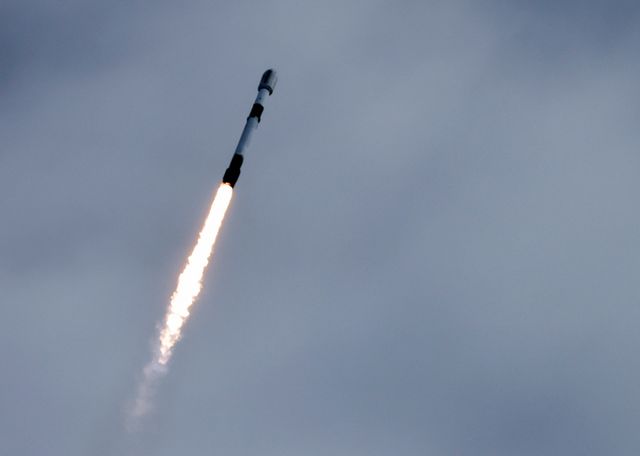 폴란드 한 가정집 마당에 스페이스X가 쏜 '팰컨 9' 로켓 잔해가 떨어졌다. 사진은 지난달 8일(현지시각) 미국 플로리다주 케이프 커내버럴 케네디 우주센터에서 '팰컨 9' 로켓을 발사한 모습. /사진=로이터