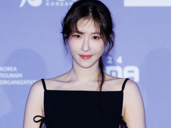 배우 이지아가 십수 년 간 자신을 따라다녔던 조부의 친일파 논란에 대해 입을 열었다. 사진은 지난해 11월22일 배우 이지아가 일본 오사카 교세라 돔에서 진행된 '2024 마마어워즈 재팬' 레드카펫 행사에 참석해 포즈를 취하고 있는 모습. /사진=스타뉴스(CJENM 제공)