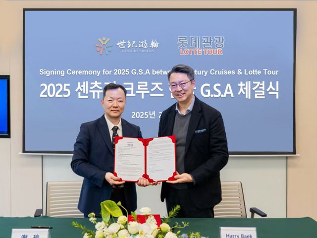 롯데관광개발이 2년 연속으로 센츄리 크루즈의 국내 단독 총판 계약을 체결했다. 백현 롯데관광개발 대표이사 사장(오른쪽)과 리차드 센츄리 크루즈 부사장이 지난 20일(현지시각) 중국 충칭 센츄리 크루즈 본사에서 총판 계약을 체결하고 기념 사진을 촬영하고 있다. /사진=롯데관광개발