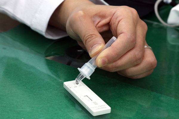 지난해 8월18일 서울 종로구 새종로약국에서 약사가 코로나19 자가 키트를 구매하는 고객에게 사용법을 알려주고 있다. 사진은 기사 내용과 직접적인 관련이 없음./사진=뉴스1 신웅수 기자