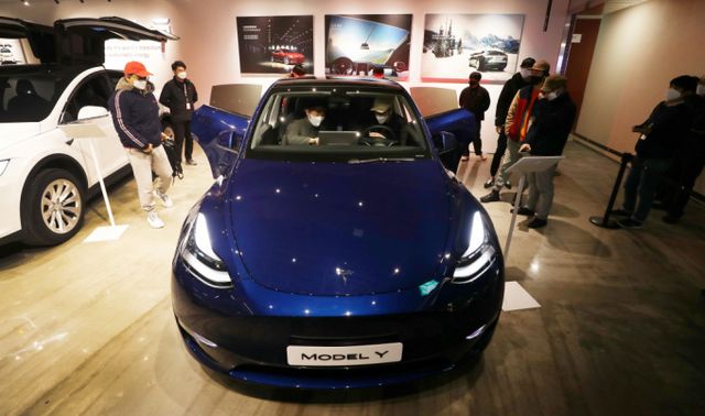테슬라 코리아가 2021년1월13일 서울 영등포구 롯데백화점 영등포점에서 '모델 Y'를 국내 최초공개한 가운데 시민들이 차량을 살펴보고 있다./사진=머니투데이