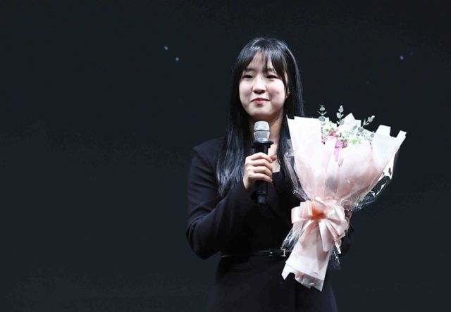 탁구선수 신유빈이 이달 14일 오후 서울 종로구 JW메리어트 동대문 스퀘어에서 열린 대한탁구협회(KTTA) 어워즈 2025에서 인기상을 수상한 뒤 소감을 말하고 있다. 사진은 기사 내용과 직접적인 관련이 없음 /사진=뉴시스 김근수 기자 