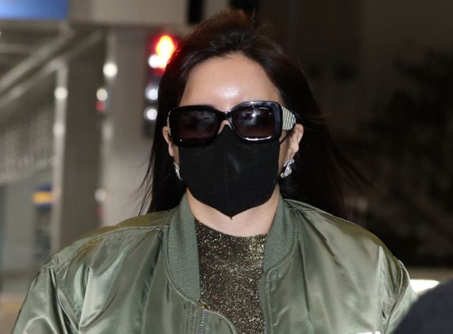 투애니원 박봄이 해외 일정을 위해 21일 인천국제공항 제2여객터미널을 통해 마카오로 출국하고 있다. /사진=뉴스1 권현진 기자