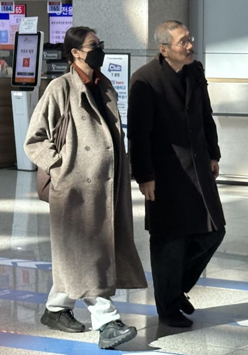배우 김민희와 홍상수 감독이 지난 19일 인천국제공항을 통해 독일 베를린으로 출국하고 있다. 사진은 기사 내용과 직접적인 관련이 없음./사진=뉴시스 류현주 기자 