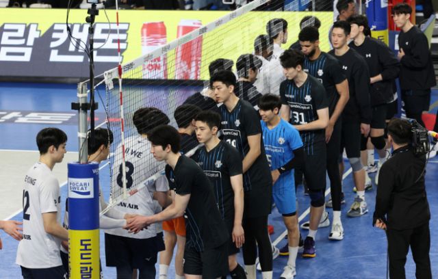 이달 18일 오후 충남 천안시 유관순체육관에서 열린 남자 프로배구 '도드람 2024-2025 V리그' 현대캐피탈과 대한항공의 경기에서 세트 스코어 3대1로 승리한 대한항공 선수들이 현대캐피탈 선수들과 인사를 하고 있다./사진=뉴스1 김영운 기자