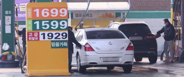 휘발유 가격이 지난주에 이어 2주 연속 하락한 2025년2월16일 서울의 한 주유소 입구에 유가정보가 표시돼 있다. /사진=뉴스1 박지혜 기자