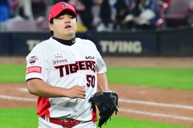 지난해 10월28일 광주 북구 광주-기아챔피언스필드에서 열린 2024 KBO 포스트시즌 한국시리즈 5차전 삼성 라이온즈와 KIA 타이거즈의 경기, 7회 초 2사 주자없는 상황에서 KIA 장현식이 삼자범퇴로 이닝을 마무리하며 덕아웃으로 내려오고 있다. /사진=뉴시스 