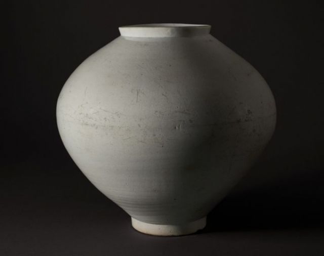조선 백자 달항아리가 다음 달 미국 뉴욕 경매에 출품된다./사진=뉴시스 