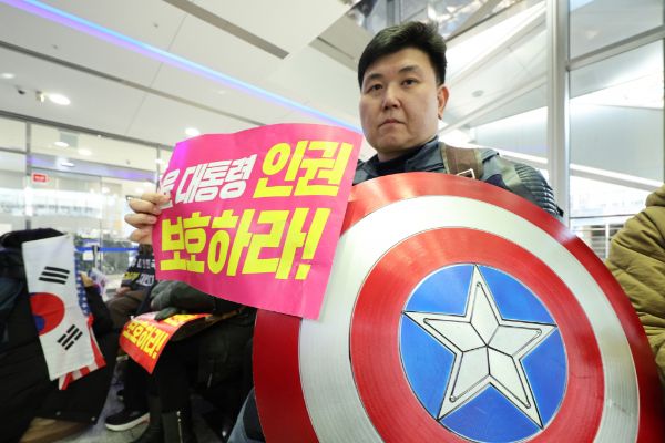 10일 오전 서울 중구 국가인권위원회 앞에서 윤석열 대통령 지지자가 윤 대통령의 불구속 수사를 권고할 것을 인권위에 촉구하고 있다. 사진은 기사 내용과 무관함./사진=뉴스1 신웅수 기자